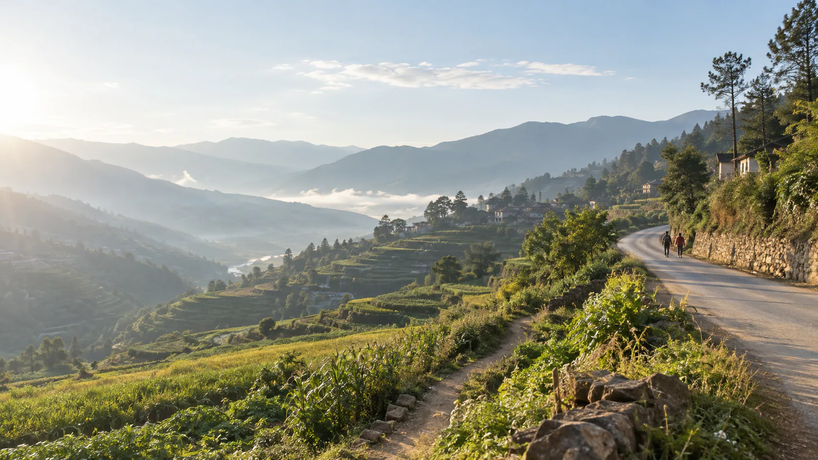红河山地晨光中的道路与行人